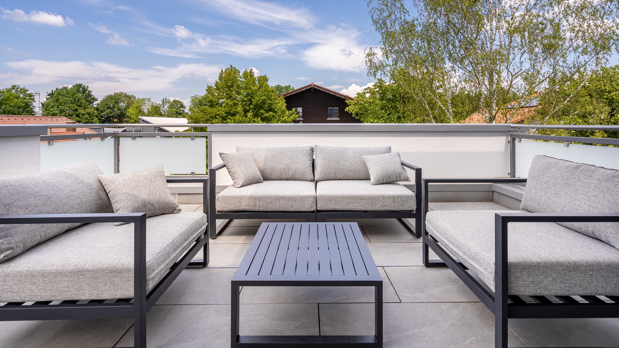 Immobilienfotografie von Andrey Dimitrov: möblierte Dachterrasse
