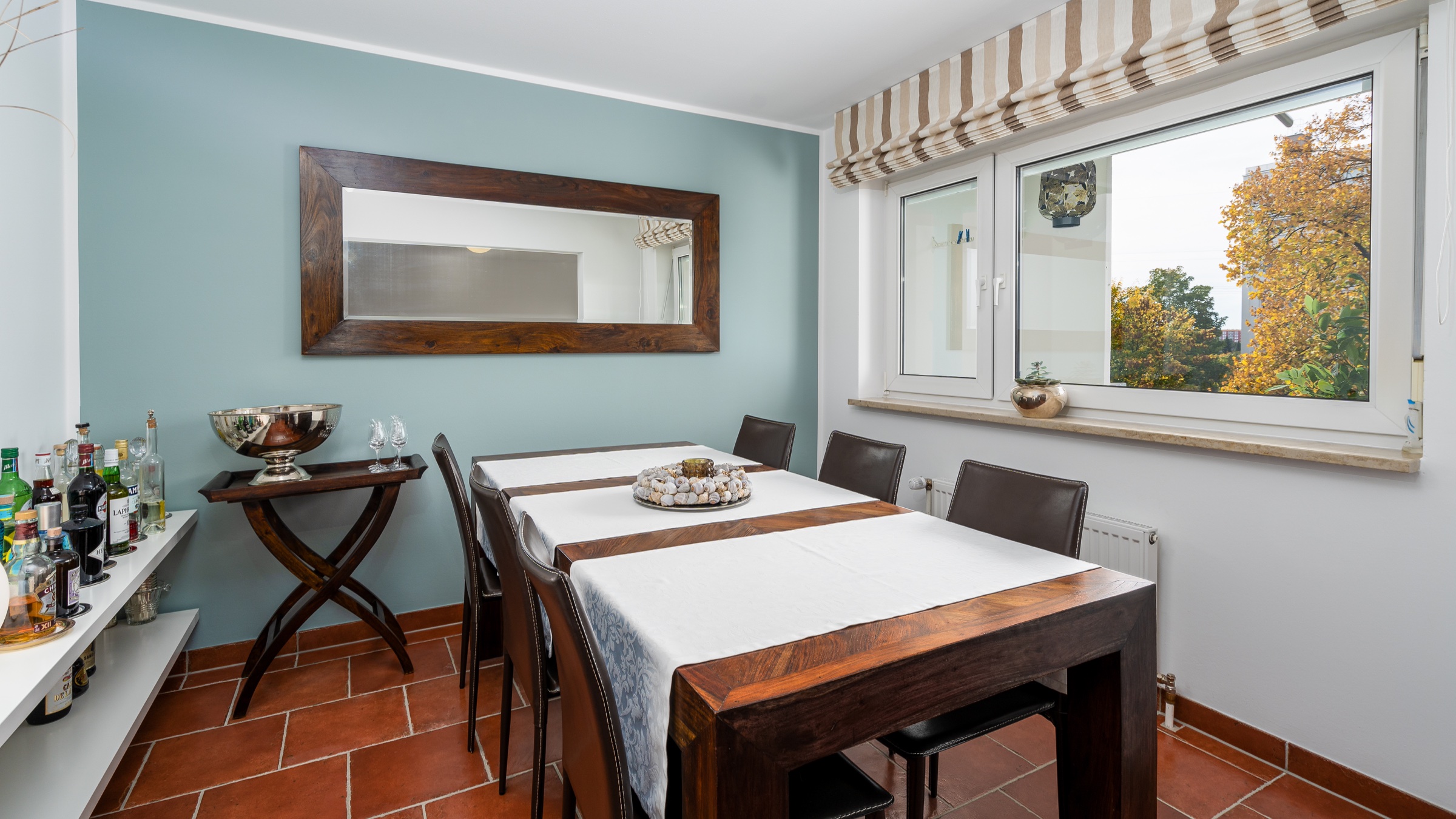 Immobilienfotografie von Andrey Dimitrov: Esszimmer mit großer Fensterfront