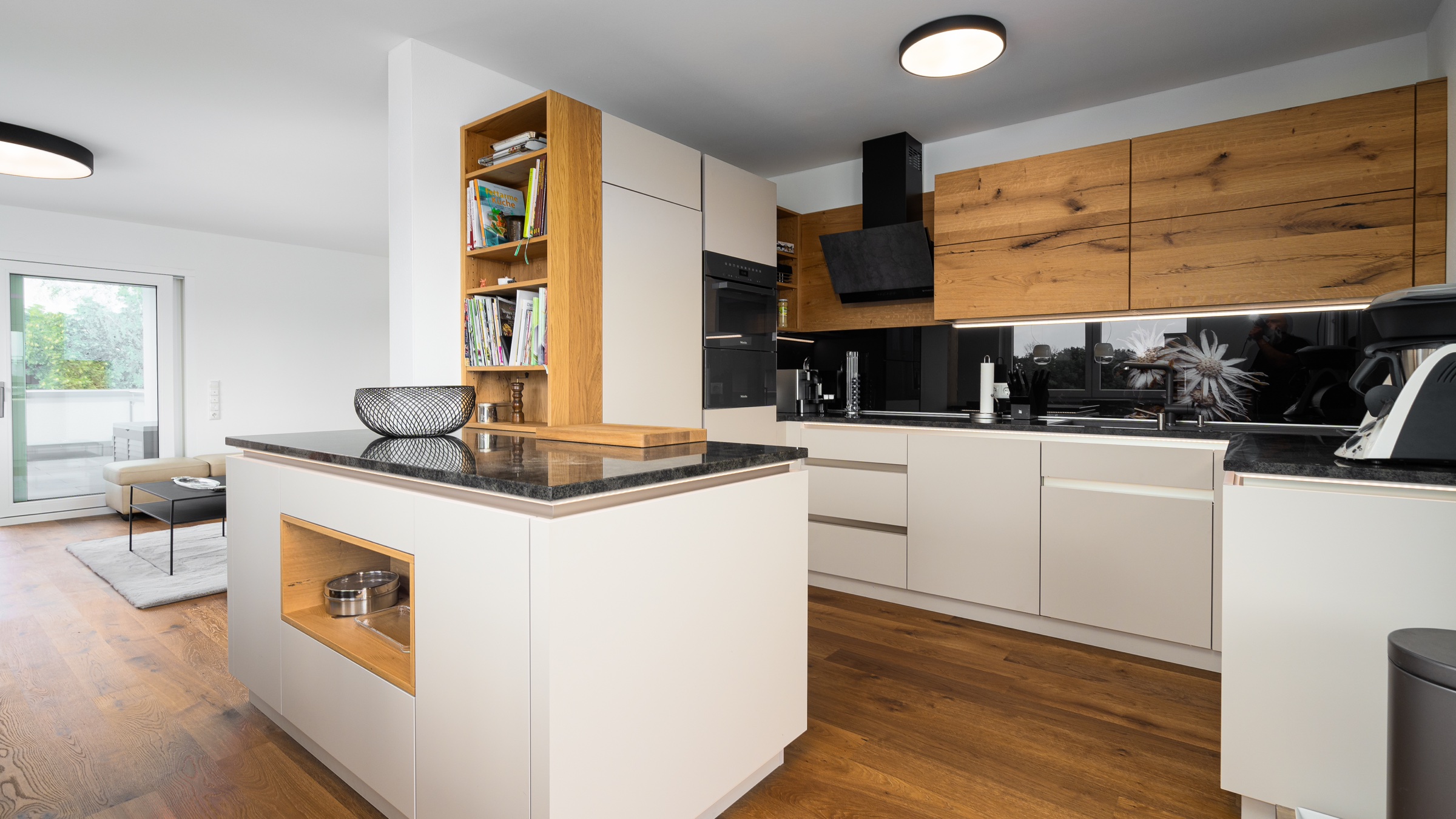 Immobilienfotografie von Andrey Dimitrov: moderne offene Küche mit Kochinsel