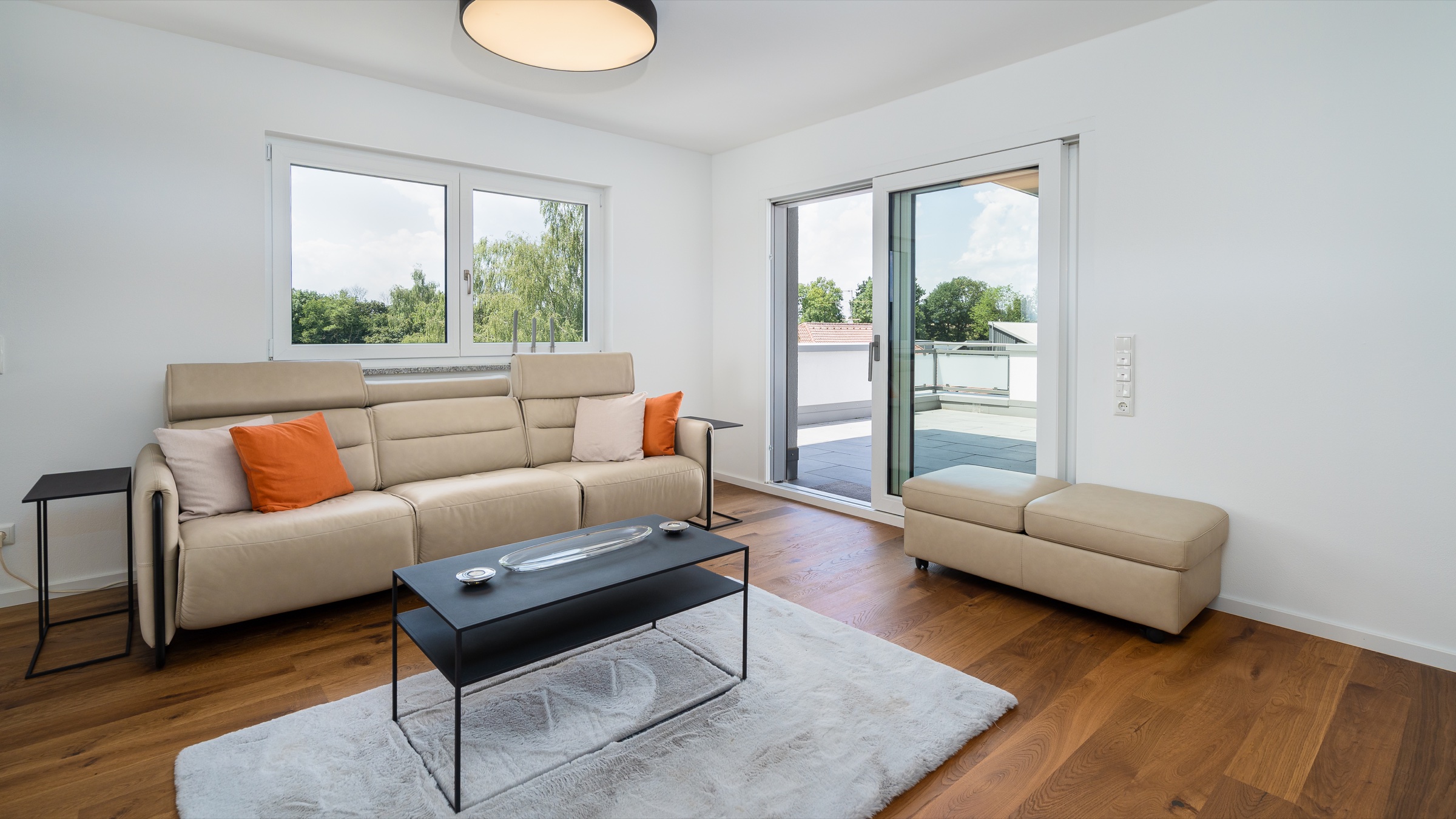 Immobilienfotografie von Andrey Dimitrov: Wohnraum mit Zugang zur Dachterrasse