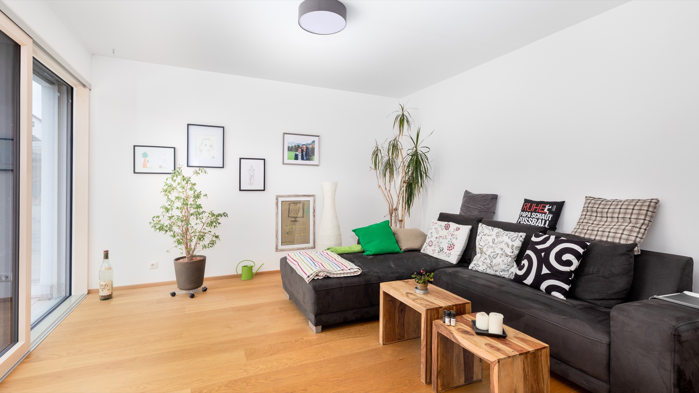 Immobilienfotografie von Andrey Dimitrov: helles Wohnzimmer mit Balkon
