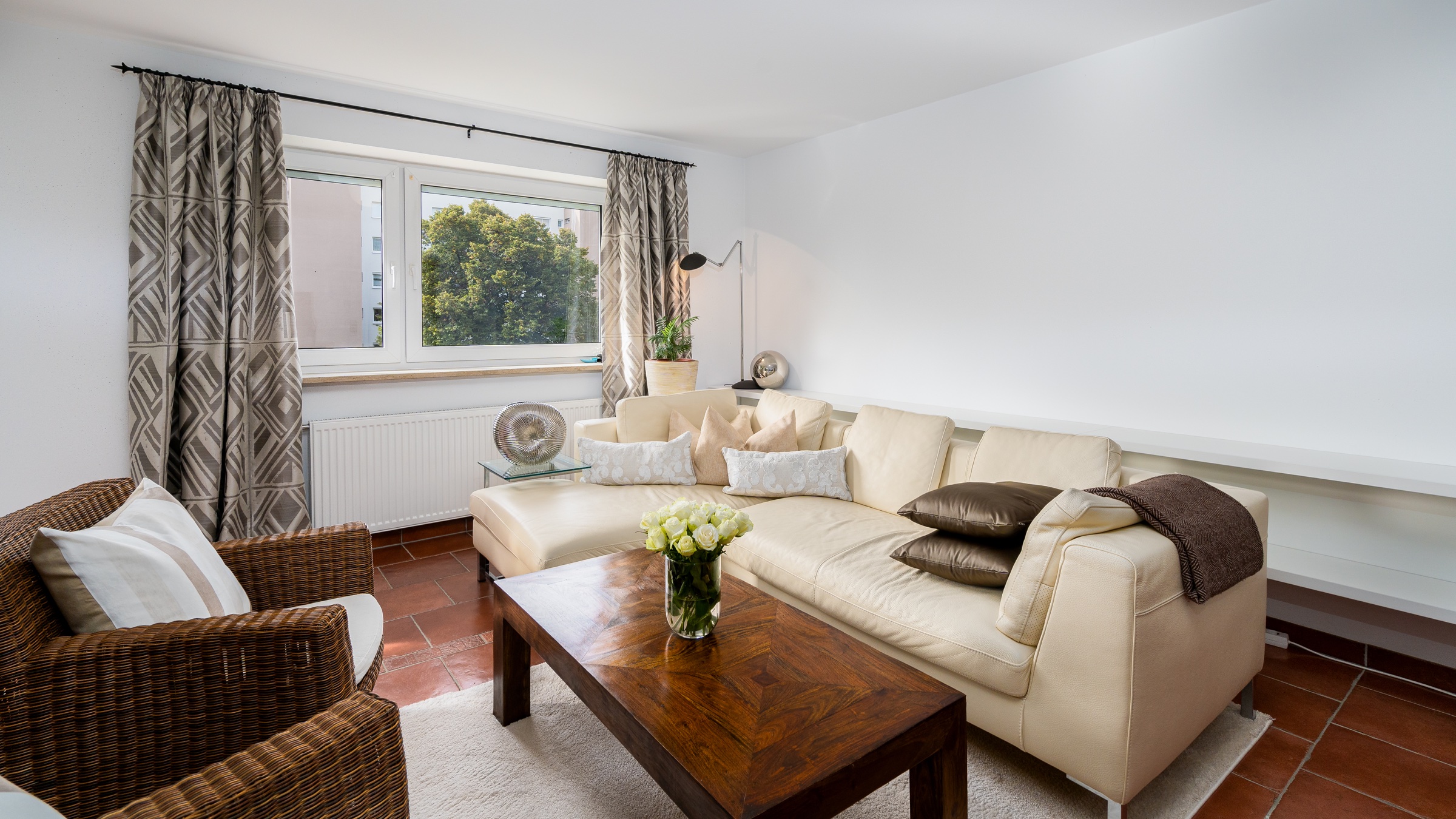 Immobilienfotografie von Andrey Dimitrov: Wohnzimmer mit Sitzgruppe